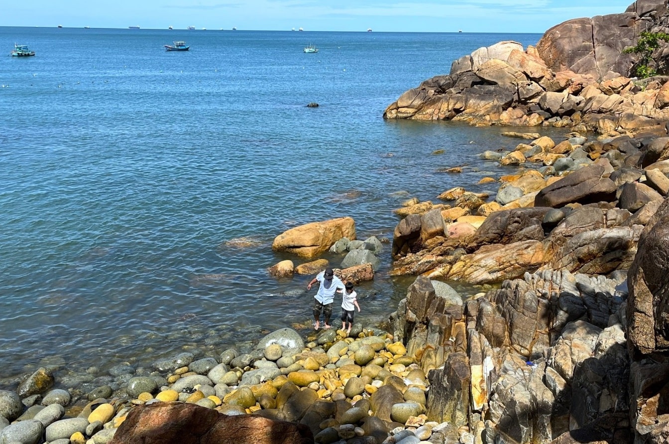 Du khách thích thú khi được đi chân trần lên những hòn đá tròn