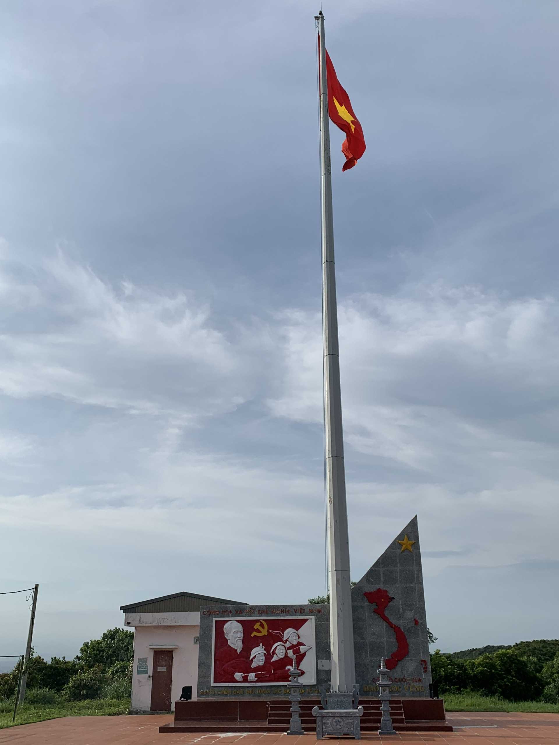 Cột cờ Quốc gia thiêng liêng trên đảo Ngọc Vừng