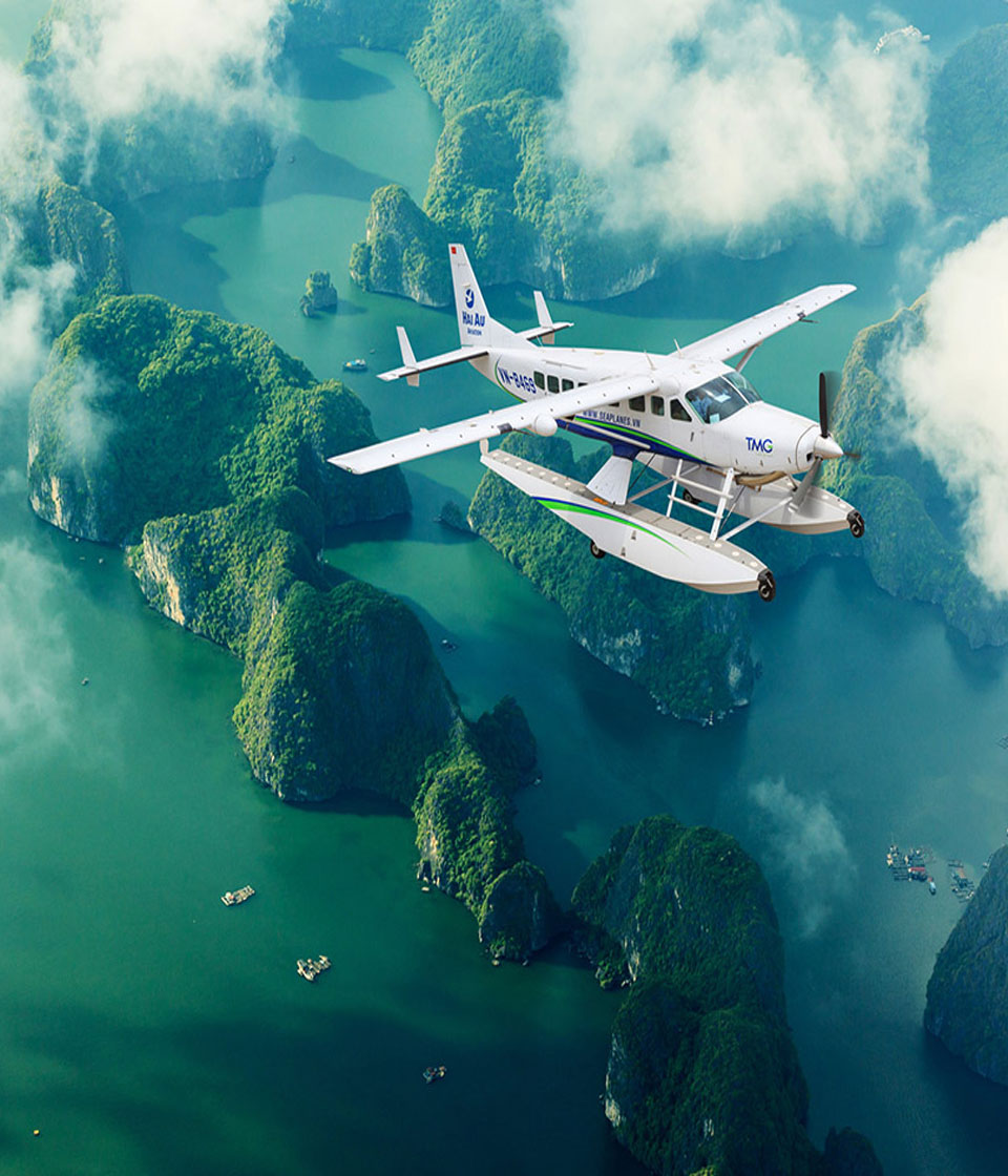 Đi thuỷ phi cơ ngắm nhìn vịnh Hạ Long từ trên cao