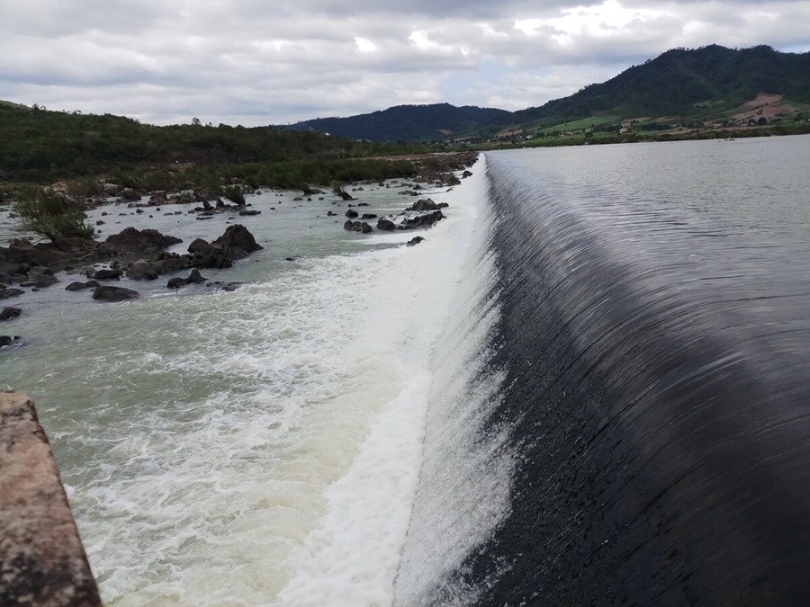 Dòng nước chảy từ trên cao xuống tung bọt trắng xoá