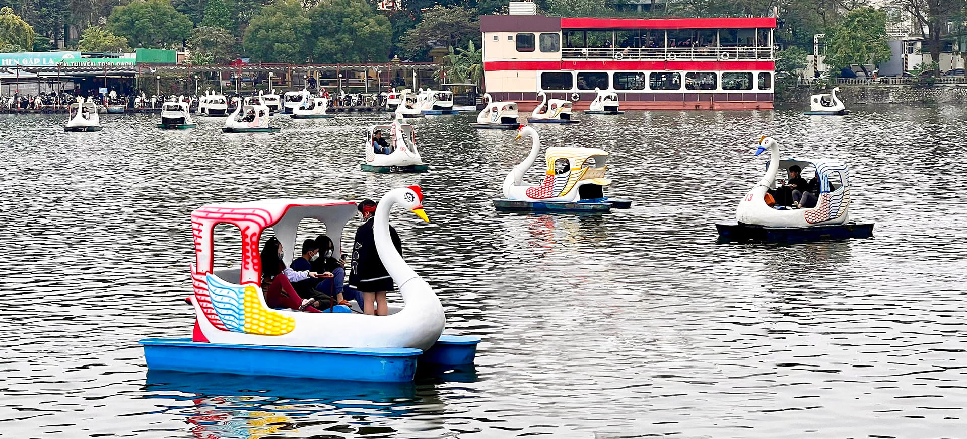 Đạp vịt Hồ Tây