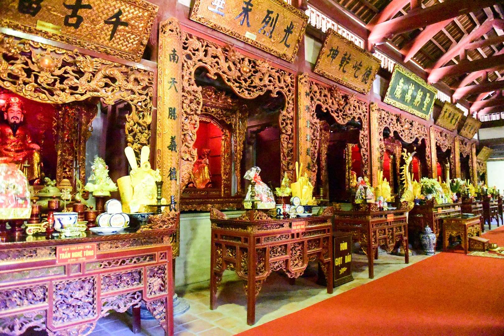 Tham quan bên trong đền