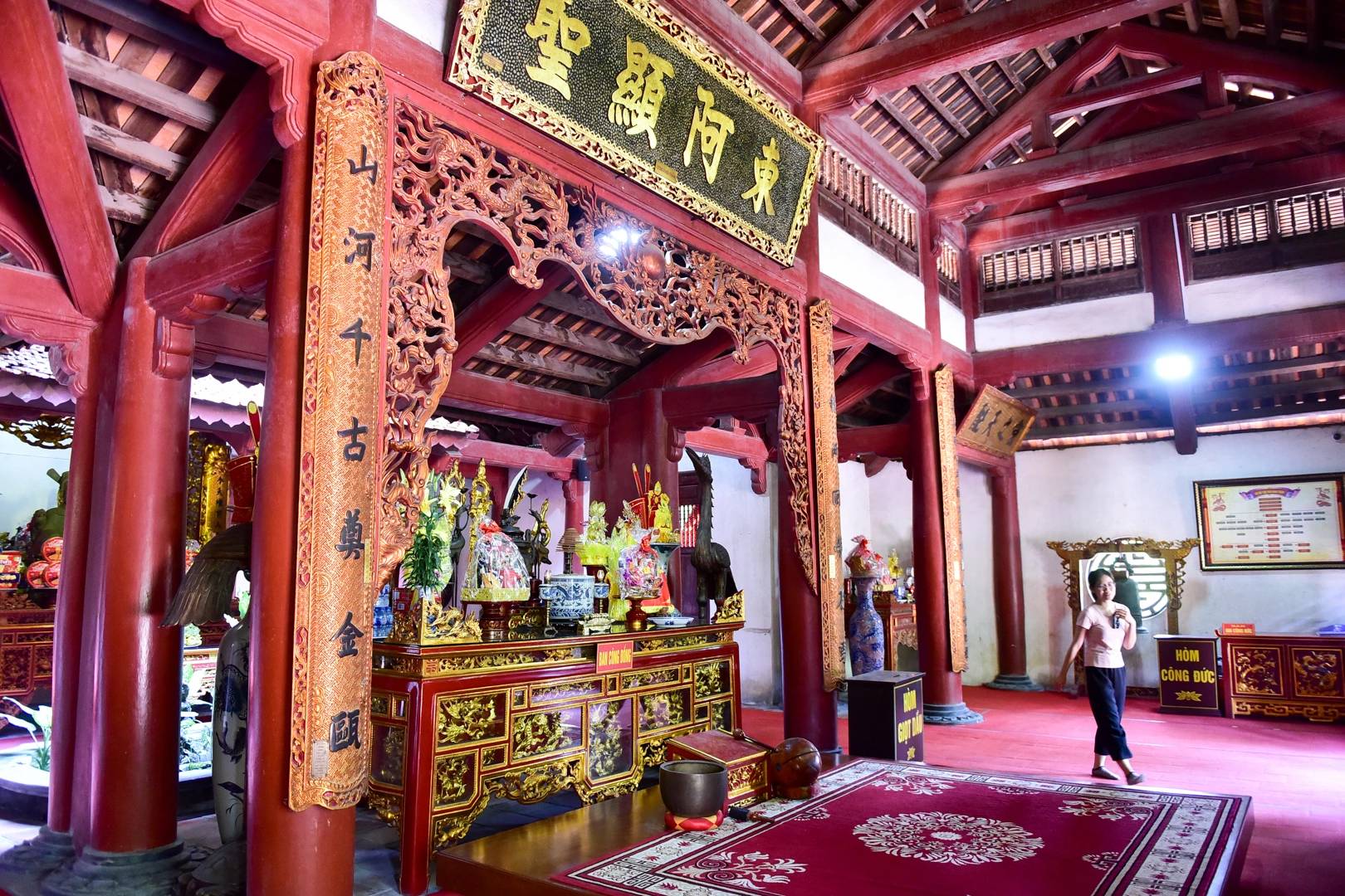 Nhiều du khách đến chùa để tham quan và chiêm bái