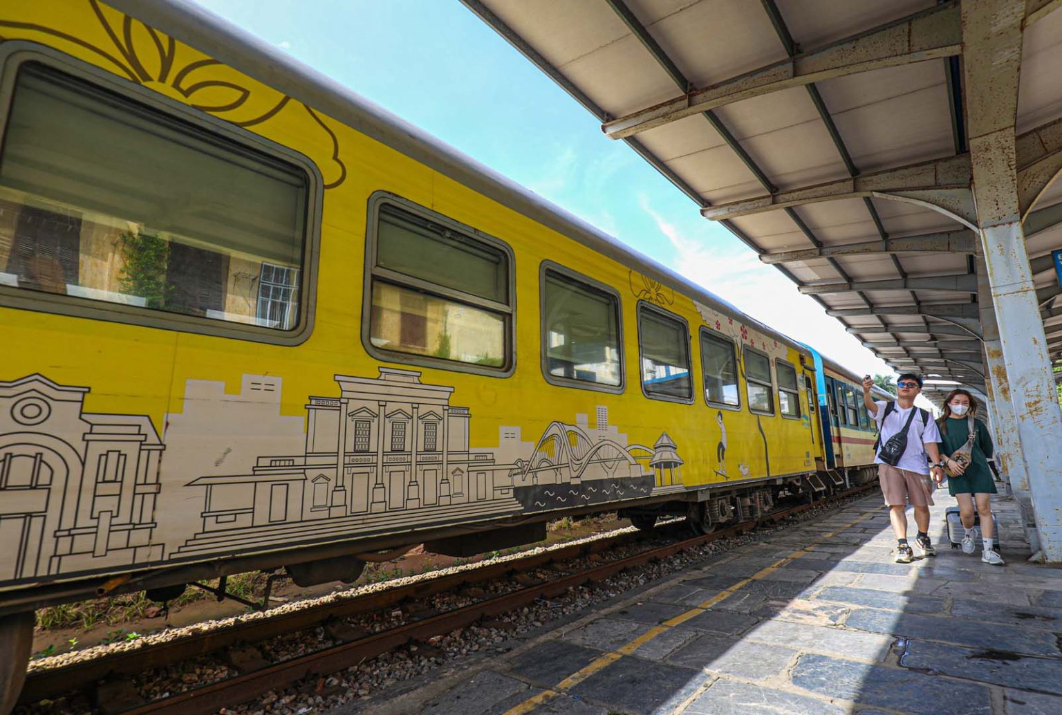 Từ Hà Nội bạn có thể đi tàu đến ga Hải Phòng sau đó bắt taxi hoặc thuê xe máy đến đền