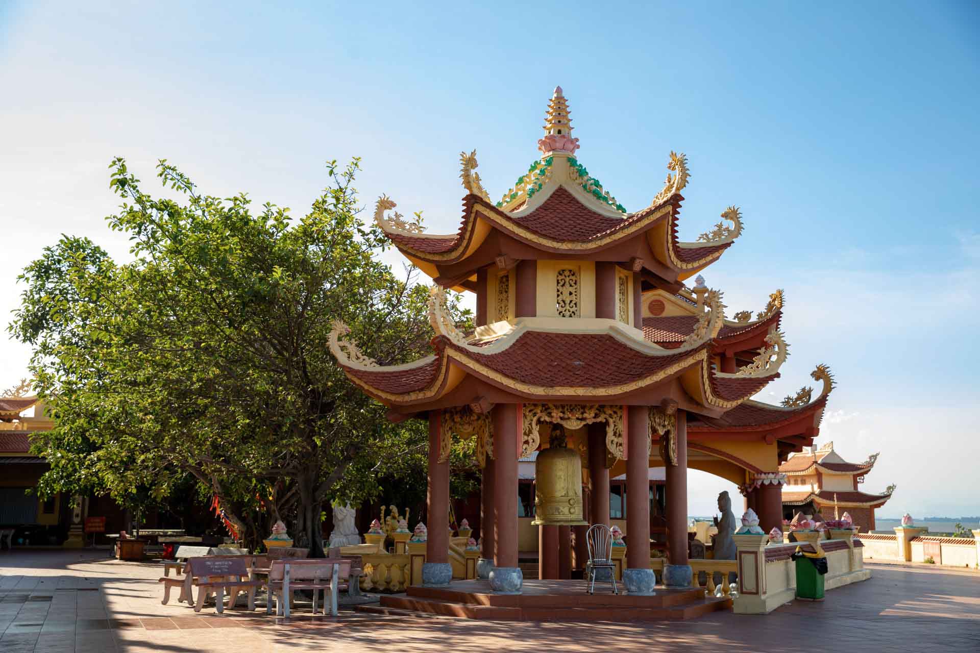 Từ gác chuông của đền du khách có thể phóng tầm mắt ra xa ngắm nhìn biển Đồ Sơn