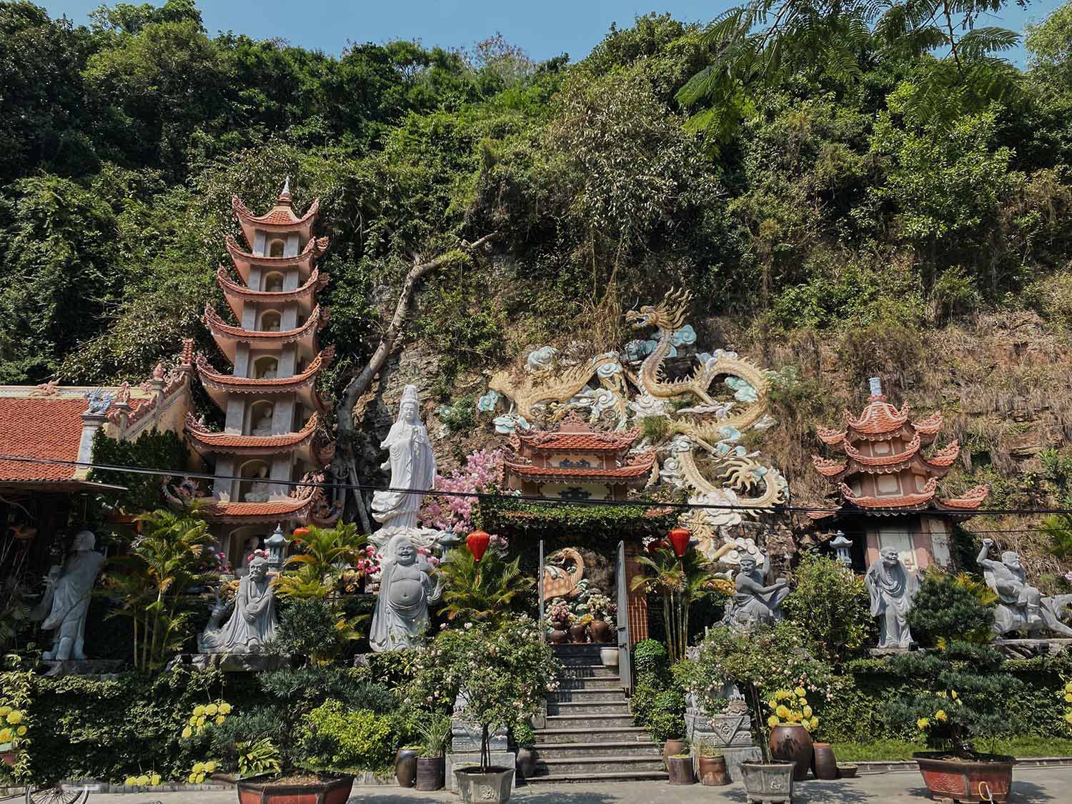 Chùa Hang Đồ Sơn cũng là địa điểm du lịch tâm linh hút khách