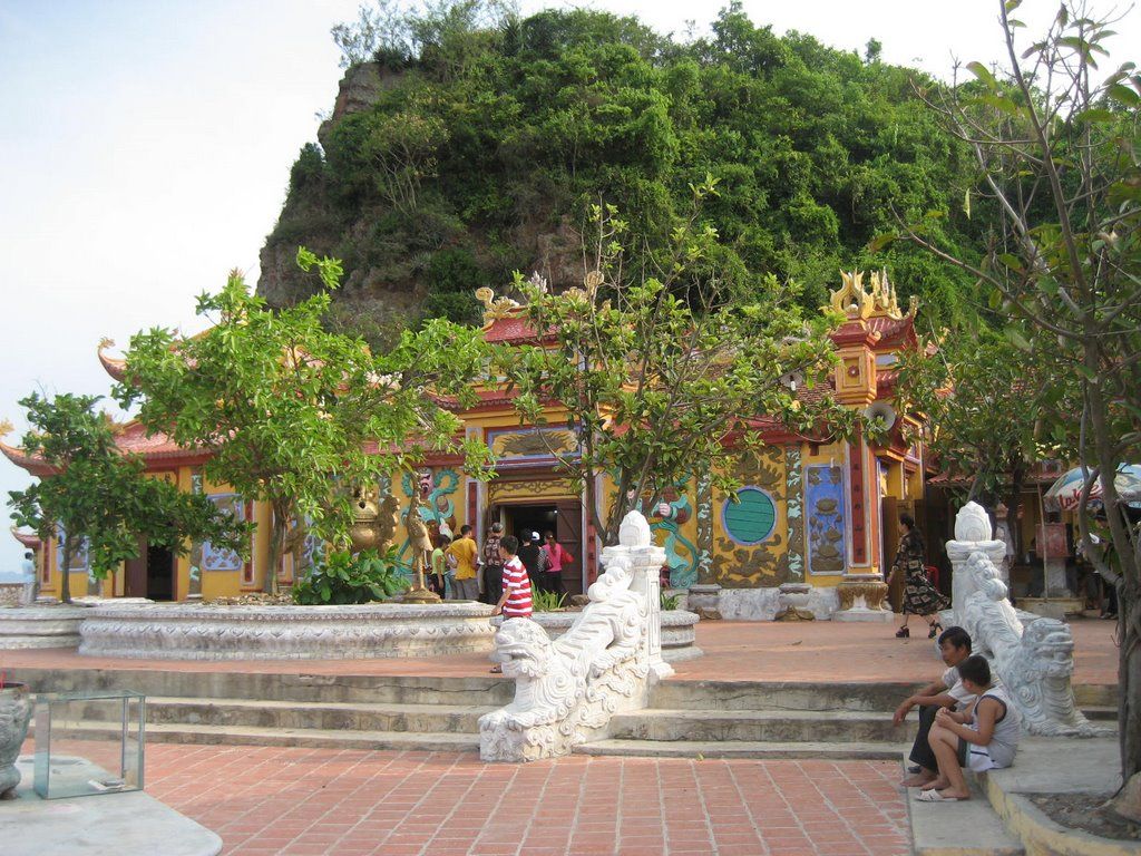 Du khách có thể đến đền để cầu bình an, may mắn