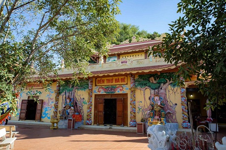 Đền Bà Đế Đồ Sơn: điểm đến tâm linh thu hút đông đảo du khách đến chiêm bái