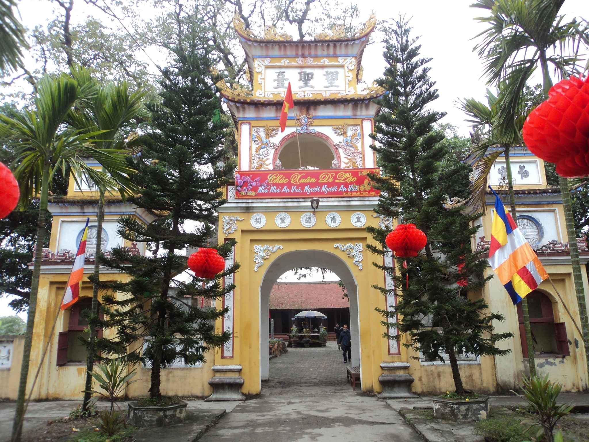 Đền Mõ Bên ngoài đền trồng rất nhiều cây xanh