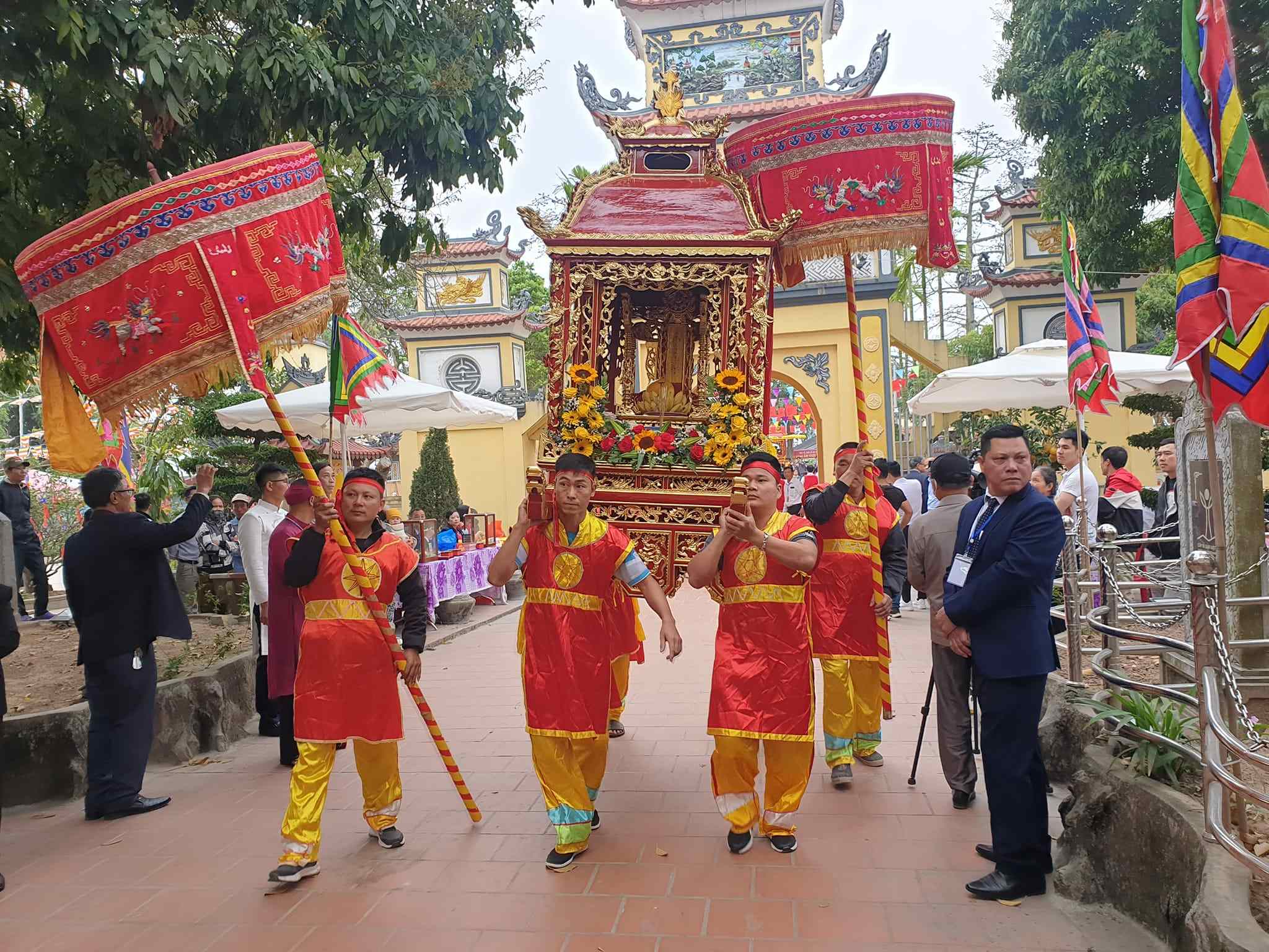 Đền Mõ Lễ hội thu hút đông du khách đến tham dự