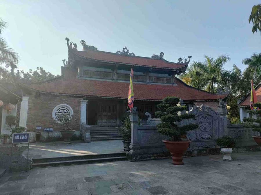 Đền thờ thân phụ và thân mẫu Nguyễn Bỉnh Khiêm từ bên ngoài