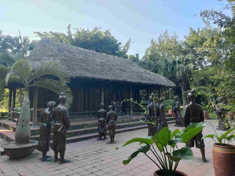 Am Bạch Vân lợp mái tranh khá đặc biệt