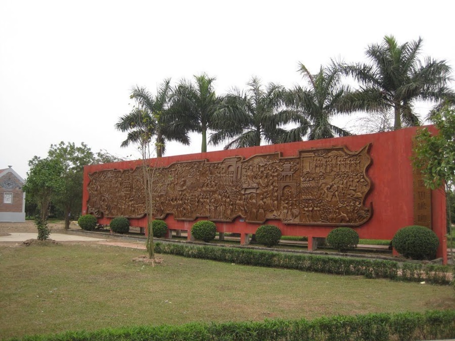 Bức phù điêu lớn tại đền Trạng Trình