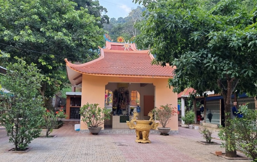 Ghé thăm miếu Ba Cô đèo Bảo Lộc, trải nghiệm không khí linh thiêng, cảm nhận sự kết nối sâu sắc với lịch sử và văn hóa đặc trưng của vùng đất ven đèo 