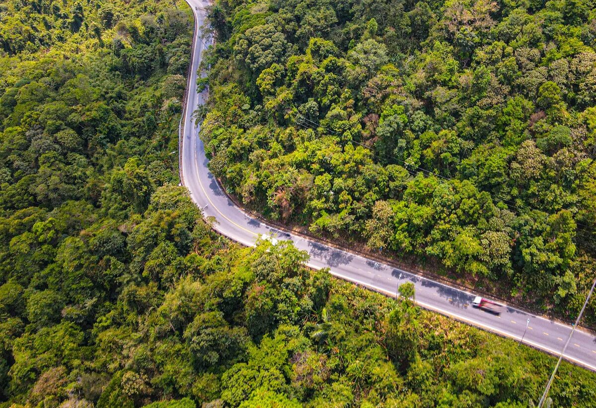 Nhìn từ trên cao, khung cảnh bao quát trước mắt đưa du khách vào một thế giới thần tiên, nơi sắc màu tự nhiên và vẻ đẹp hoang sơ giao hòa 
