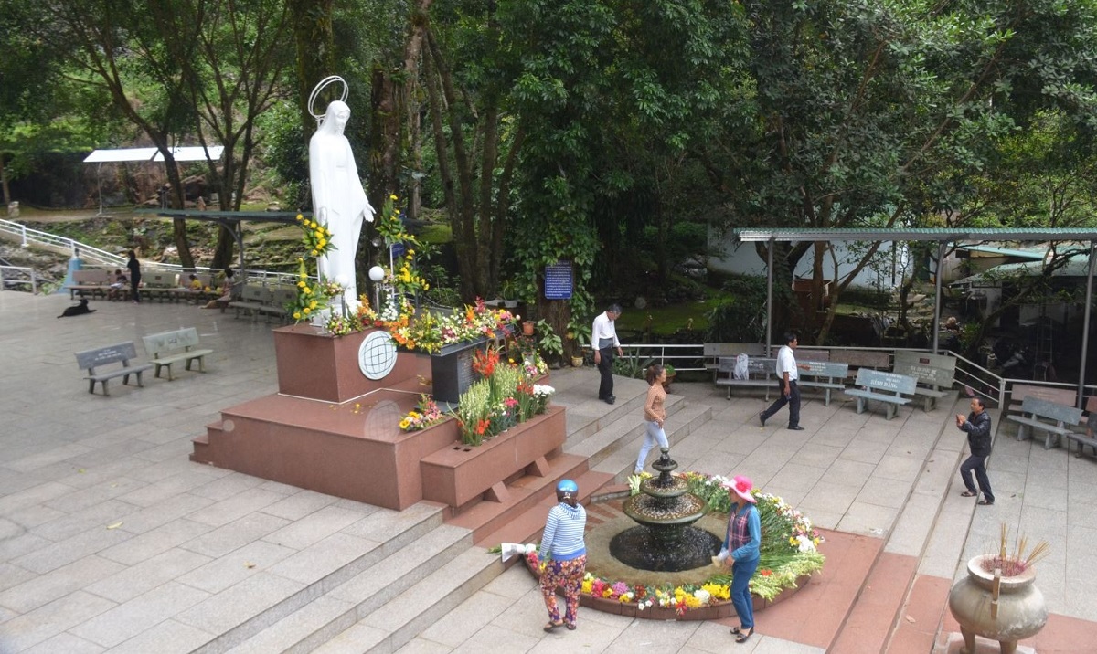 Sự bình yên tịch tĩnh trong từng tia nắng chiếu sáng tại khu vực tượng đài Đức Mẹ An Bình 