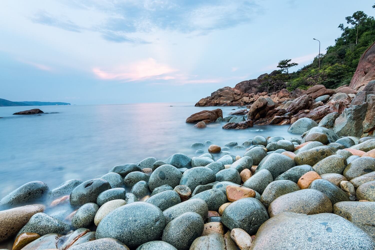 Vẻ đẹp hoang sơ, hùng vĩ của bãi tắm Hoàng Hậu Quy Nhơn