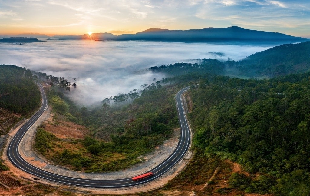 Đèo Tà Nung Những đám mây bồng bềnh bao phủ cảnh quan xanh tươi của đèo Tà Nung