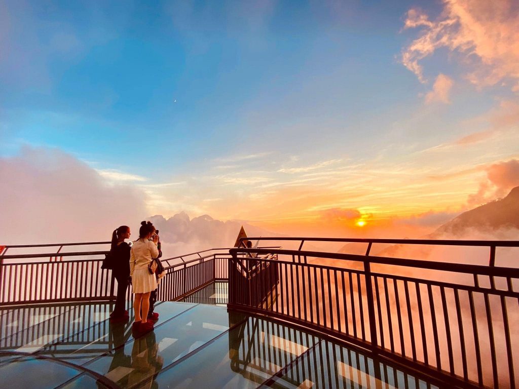 Đi bộ trên cầu kính