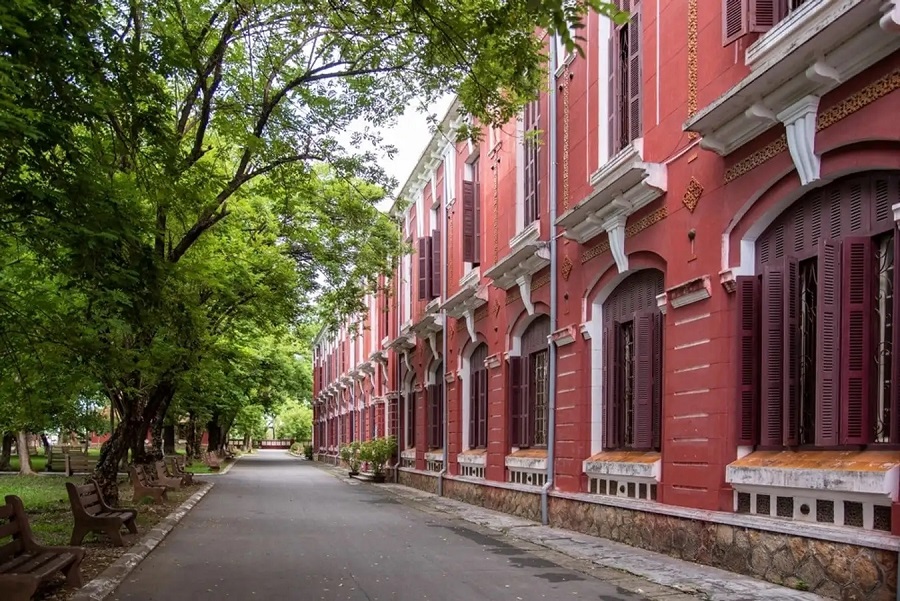 Di tích lịch sử Huế Phong cách kiến trúc độc đáo của trường Quốc Học Huế