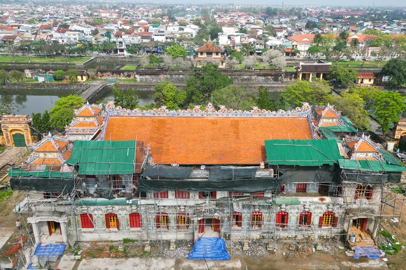 Lầu Kiến Trung đang được phục dựng