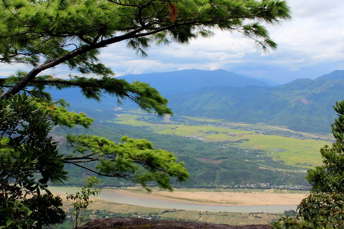 đỉnh Am Thông Nhìn từ trên Đỉnh Am Thông xuống