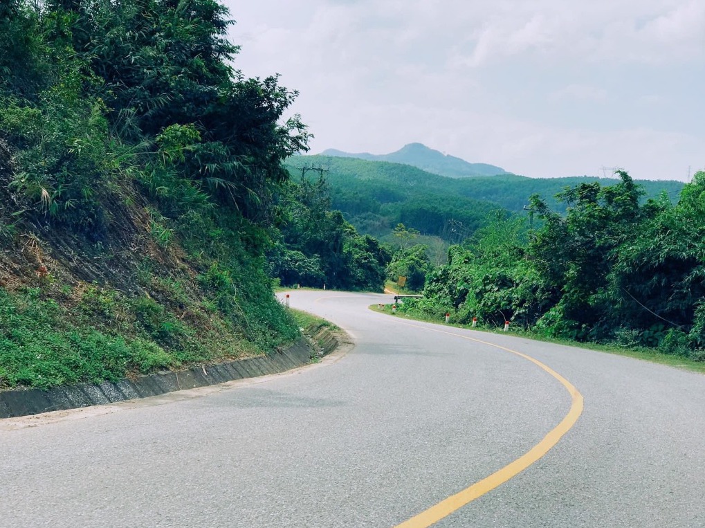 Đường lên đỉnh Quế quanh co uốn lượn 