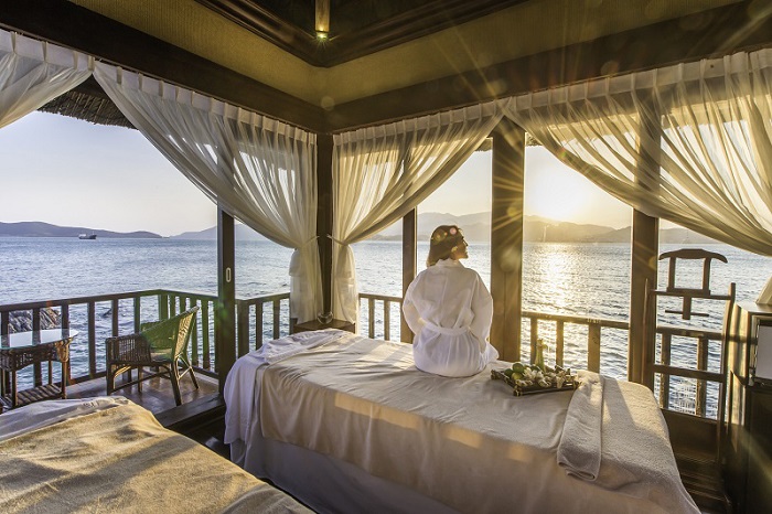 Dinh Vạn Thuỷ Tú Du khách ngắm biển Nha Trang xinh đẹp từ đảo Hòn Tre