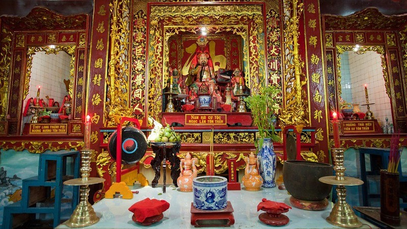 Dinh Vạn Thuỷ Tú Khu vực thờ bên trong dinh