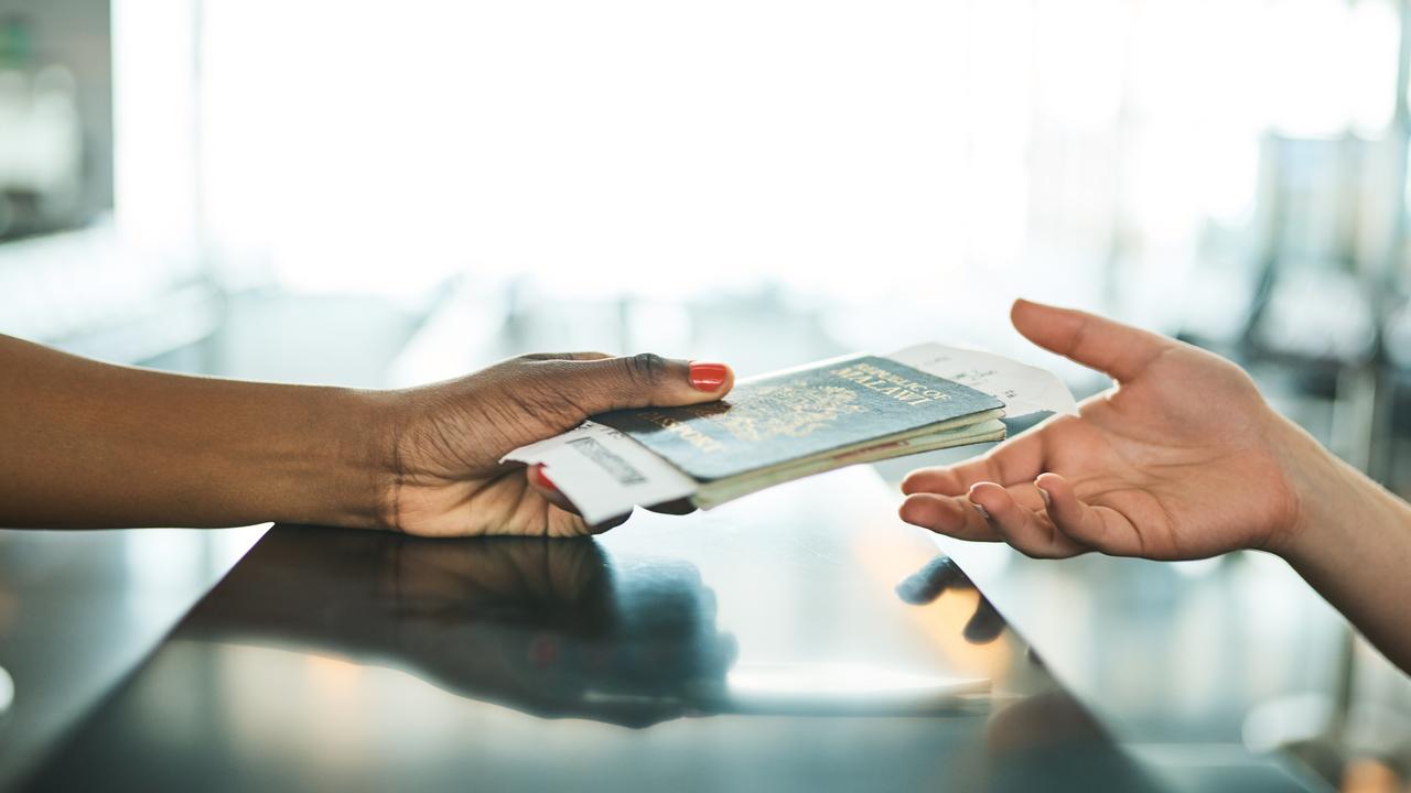 đổi tên vé máy bay Đổi tên vé máy bay sẽ phụ thuộc vào quy định và chính sách của mỗi hãng hàng không mà hành khách đã chọn mua