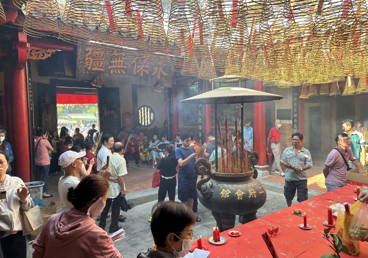 Du khách dâng hương ở chùa Ông Bổn