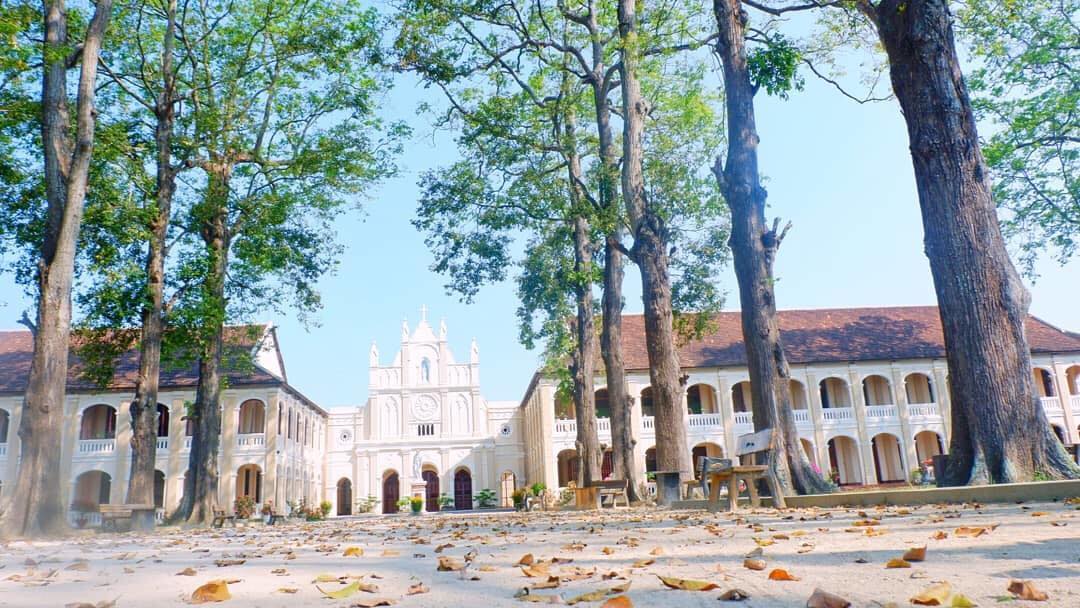 Nhà thờ Làng Sông và khuôn viên thơ mộng