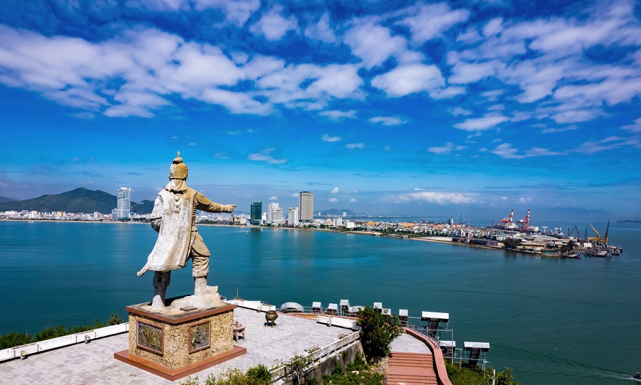 Tượng đài Đức thánh Trần Hưng Đạo nằm trên đồi Hải Minh 