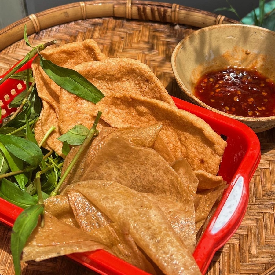 Chả cá cuốn rau răm với hương vị lôi cuốn là món ăn vặt siêu hấp dẫn