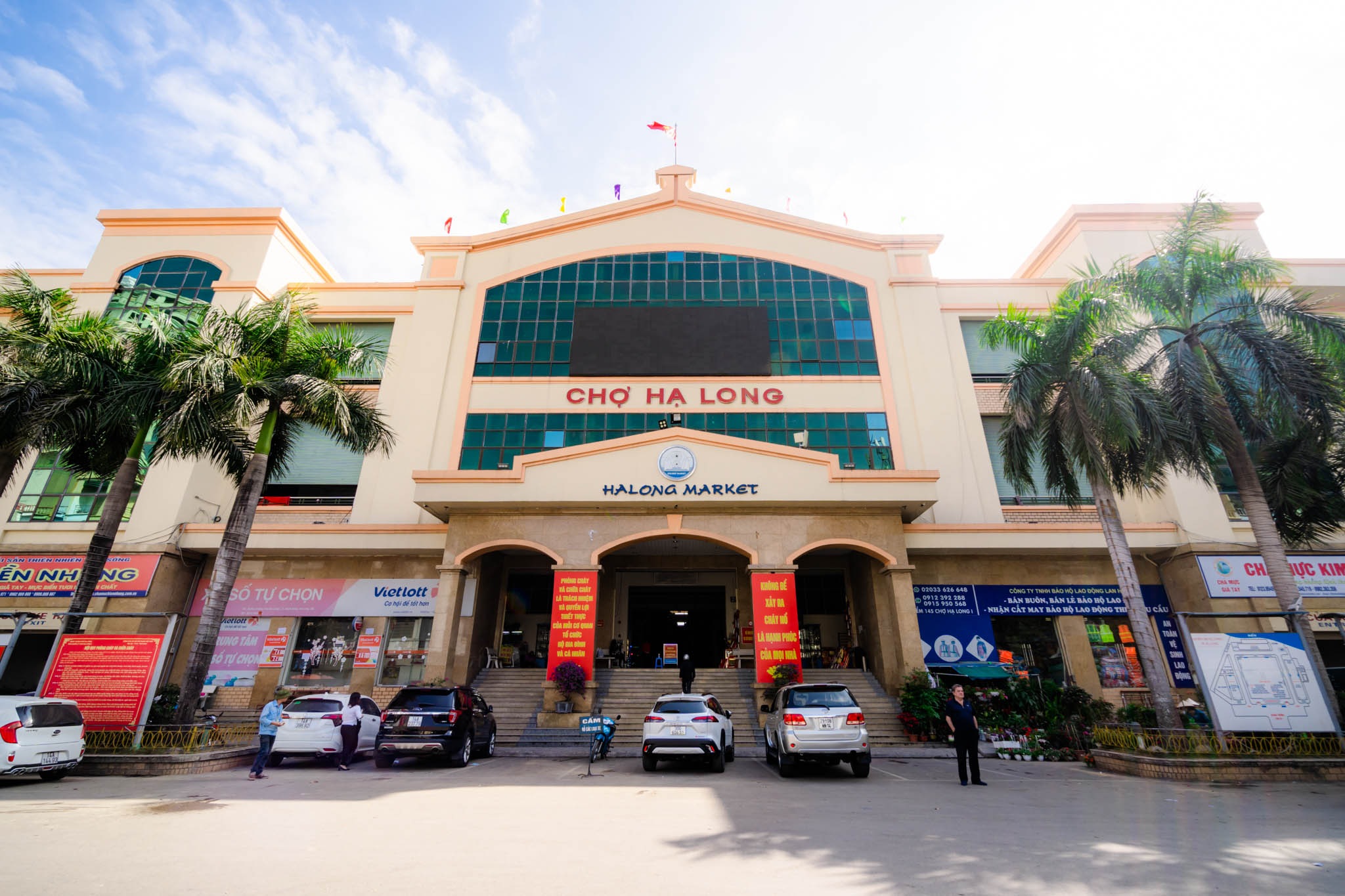 Du lịch Hạ Long 3 ngày 2 đêm Để mua đặc sản về làm quà cho người thân, bạn bè bạn nên ghé chợ Hạ Long