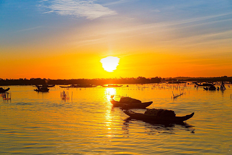 Ngắm cảnh hoàng hôn trên phá Tam Giang