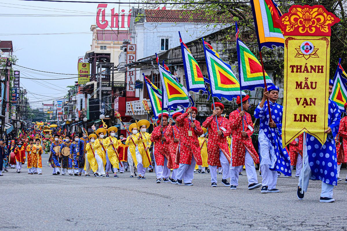 Lễ hội rước thánh mẫu điện Hòn Chén thu hút nhiều du khách ghé thăm cố đô