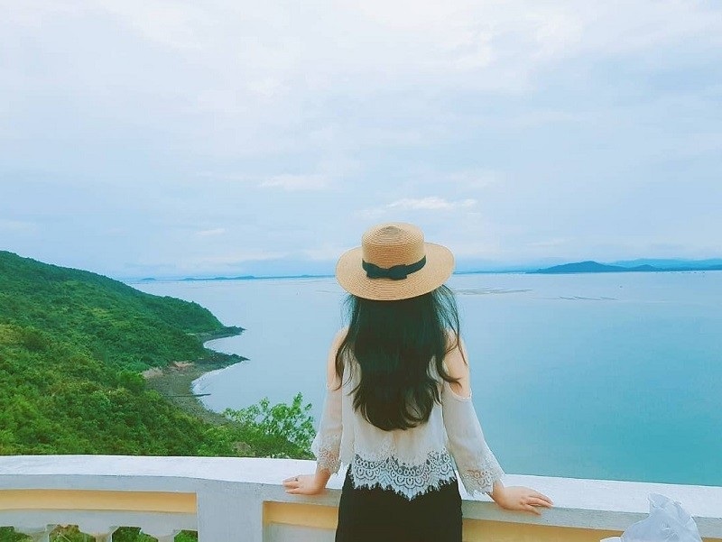 Check in hải đăng Vĩnh Thực trong lịch trình du lịch Móng Cái ngày 2