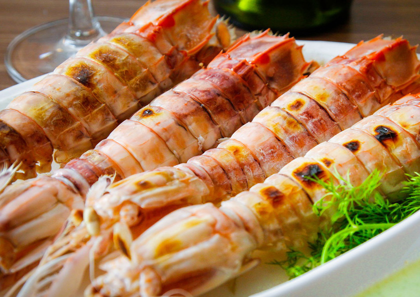 Thưởng thức bề bề và nhiều món hải sản Quảng Ninh đặc sắc khi du lịch Móng Cái