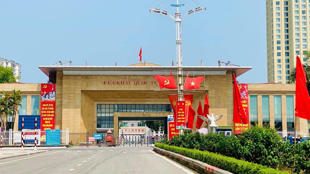 Du lịch cửa khẩu Móng Cái và tham quan nhiều công trình ý nghĩa nơi đây