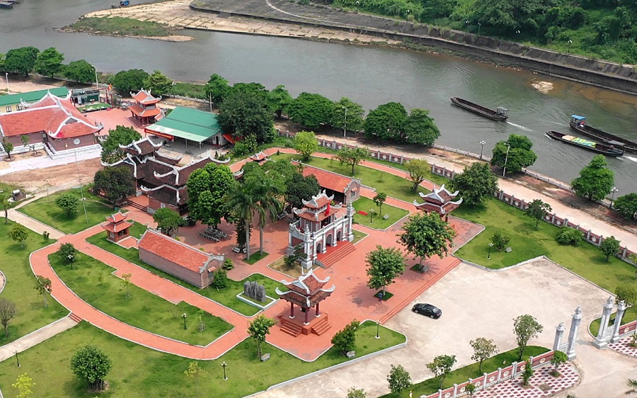 Đền Xã Tắc bên bờ sông Ka Long