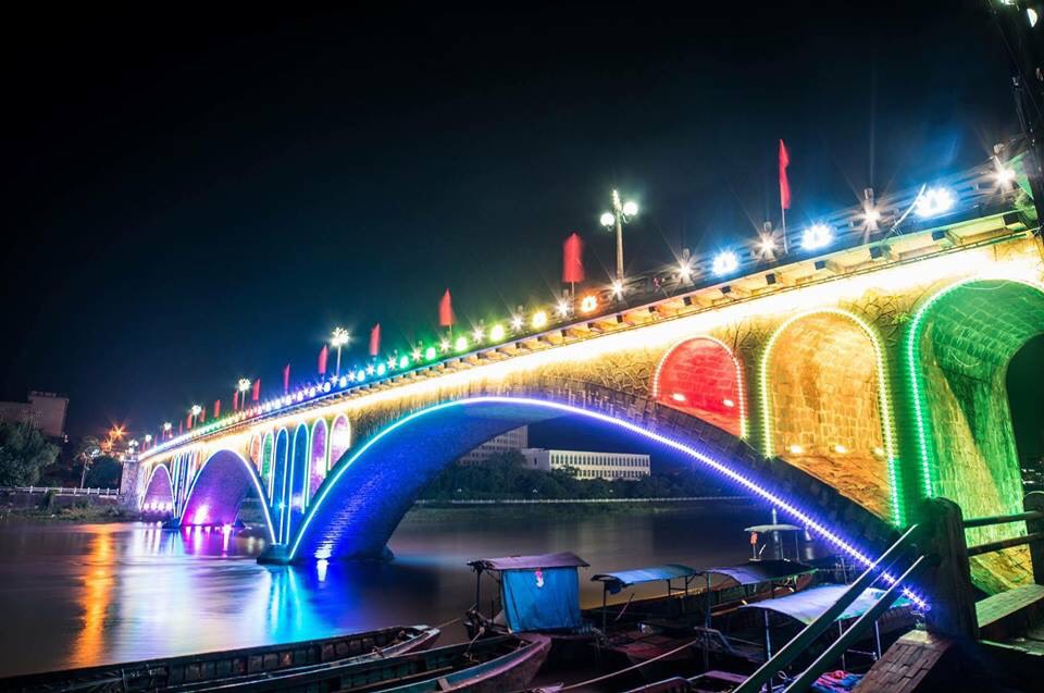 Khung cảnh lung linh của cầu Ka Long khi đêm về