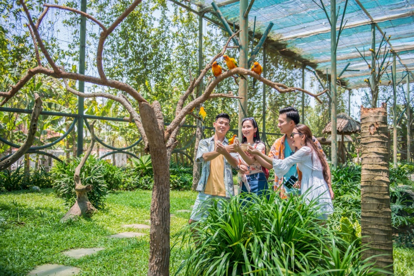 Cùng bạn bè và người thân trải qua những giây phút ngập tràn niềm vui 