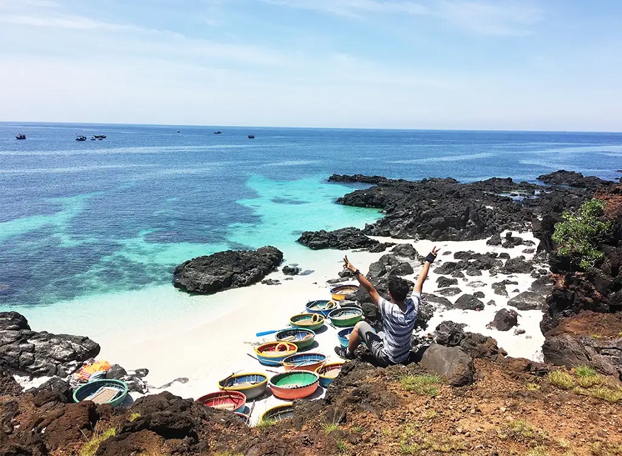 Rất nhiều du khách đến đảo Lý Sơn để tham quan, check-in 