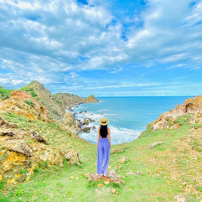 Du khách ngắm cảnh bãi Kỳ Co Eo Gió