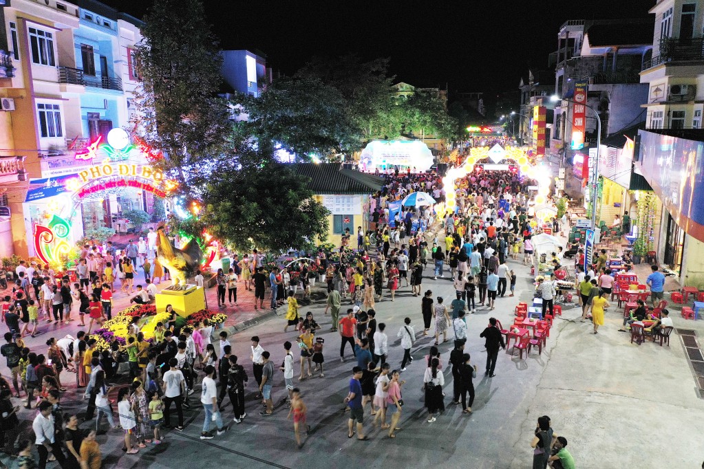 Du lịch Tiên Yên Phố đi bộ Tiên Yên thu hút rất đông du khách