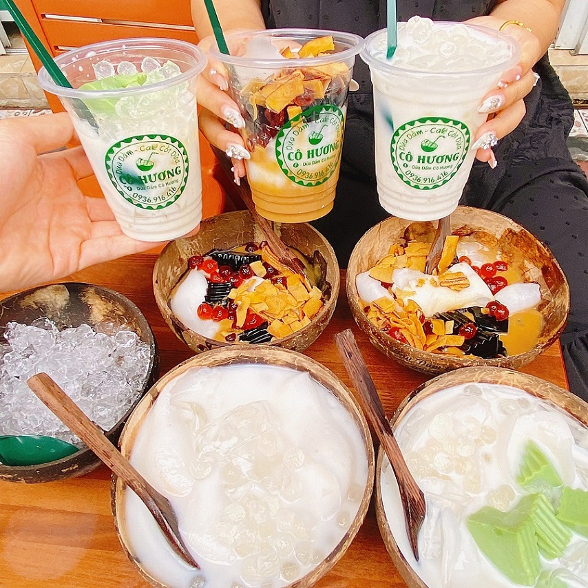 Chè dừa dầm của quán cô Hương nổi bật với lượng topping phong phú