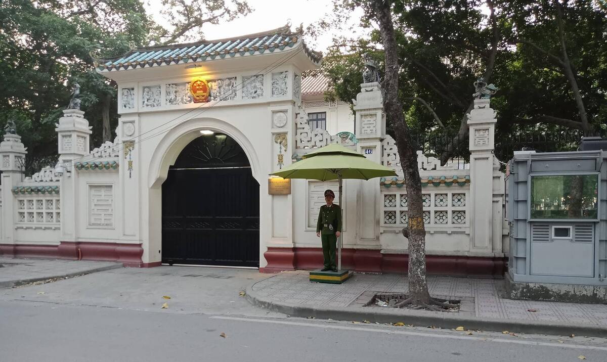 Hai bên đường có nhiều công trình kiến trúc độc đáo 