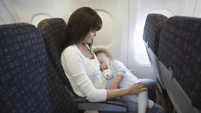 Em bé sơ sinh mấy tháng được đi máy bay?