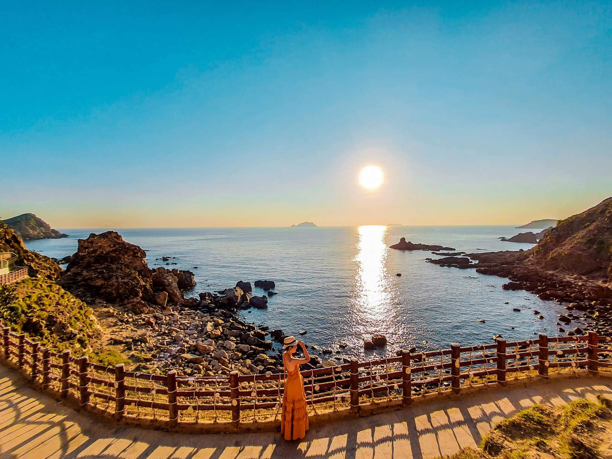 Eo Gió beach activities, kayaking and snorkeling